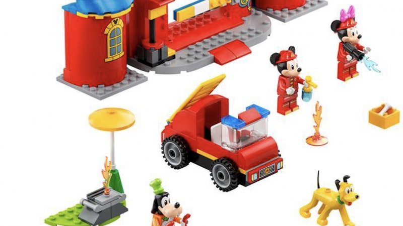 Pluto se estrena en LEGO Disney y vuelve un económico Goofy
